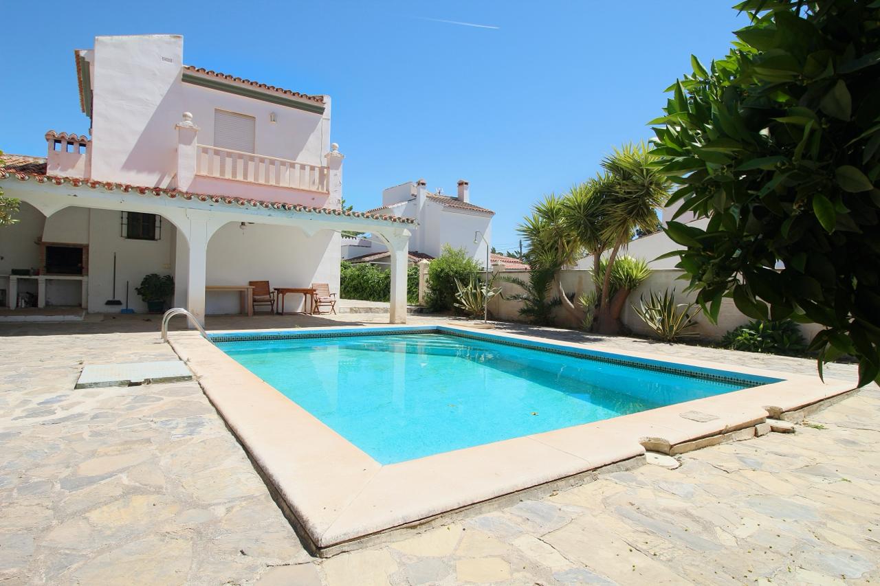 Villa en venta en Coín