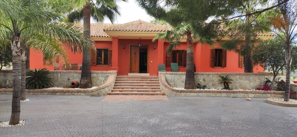 Villa en venta en Coín